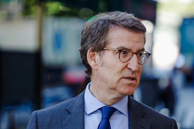 El presidente del Partido Popular, Alberto Núñez Feijóo,  a su llegada a un encuentro con miembros de la Comisión Permanente del Comité Español de Representantes de Personas con Discapacidad (CERMI), a 9 de junio de 2022, en Madrid (España).
