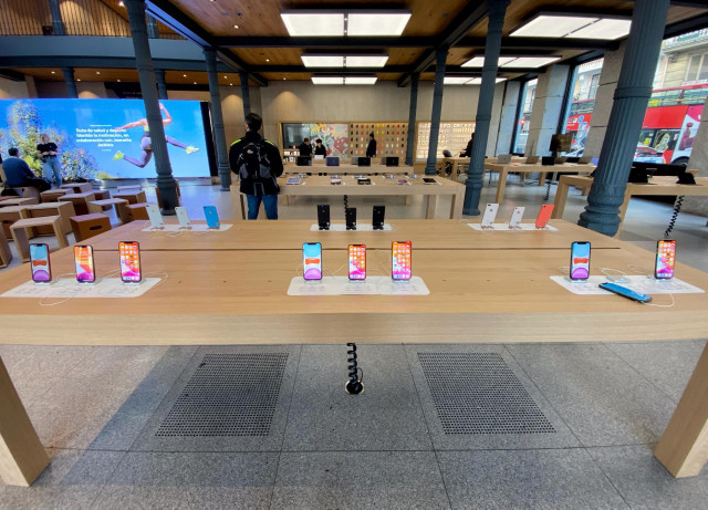 Archivo - Varios smartphones de la marca `Apple´ en la tienda de Apple en la Puerta del Sol, en Madrid (España)