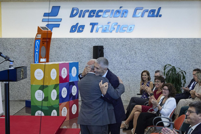 El director general de Tráfico, Pere Navarro, saluda al ministro del Interior, Fernando Grande-Marlaska, durante la presentación de la Estrategia de Seguridad Vial 2030, en la Dirección General de Tráfico (DGT), a 9 de junio de 2022, en Madrid (España). E