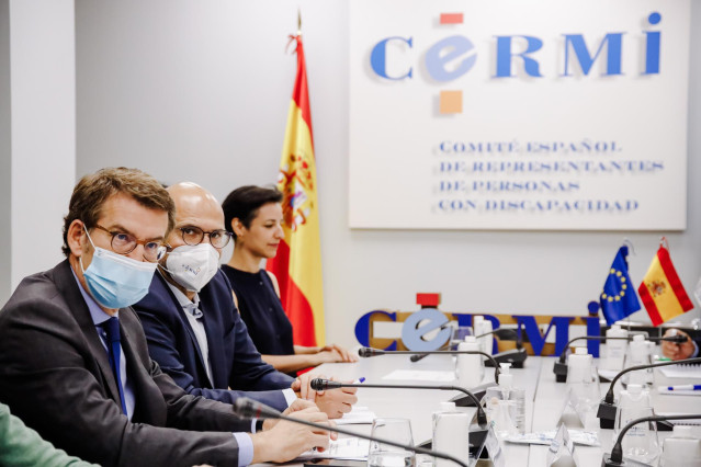 El presidente del Partido Popular, Alberto Núñez Feijóo, durante un encuentro con miembros de la Comisión Permanente del Comité Español de Representantes de Personas con Discapacidad (CERMI), a 9 de junio de 2022, en Madrid (España).