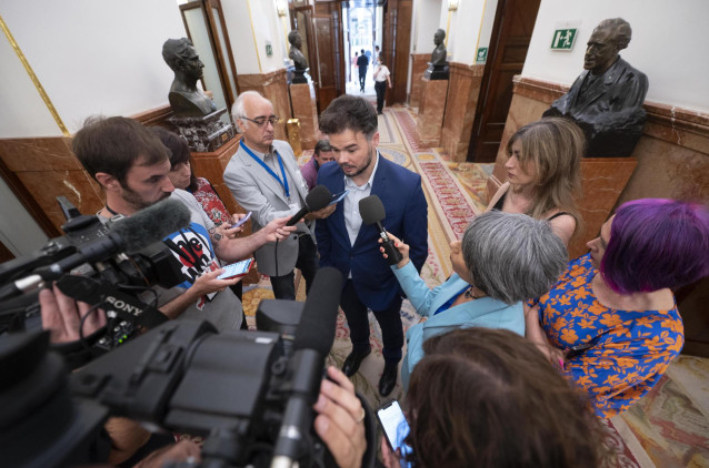 El portavoz de Esquerra Republicana (ERC) en el Congreso, Gabriel Rufián, ofrece declaraciones a los medios durante una sesión plenaria en el Congreso de los Diputados, a 9 de junio de 2022.