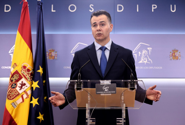 El portavoz del PSOE en el Congreso, Héctor Gómez, en una rueda de prensa en el Congreso.