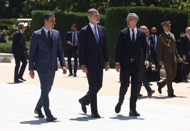 (I-D) El presidente del Gobierno, Pedro Sánchez; el Rey Felipe VI y el secretario general de la OTAN, Jens Stoltenberg, a su salida del Teatro Real el pasado 30 de mayo