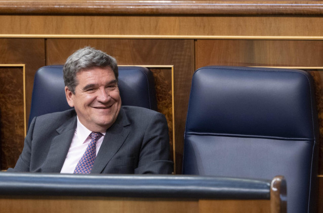 El ministro de Inclusión, Seguridad Social y Migraciones, José Luis Escrivá, durante una sesión plenaria en el Congreso