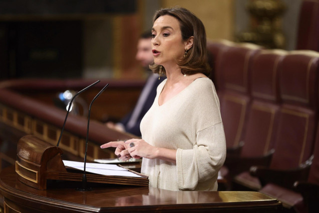 La secretaria general del PP y portavoz del PP en el Congreso, Cuca Gamarra, en una sesión plenaria, en el Congreso de los Diputados, a 8 de junio de 2022, en Madrid (España). El pleno de hoy gira en torno a la votación sobre el fin de la venta de turismo
