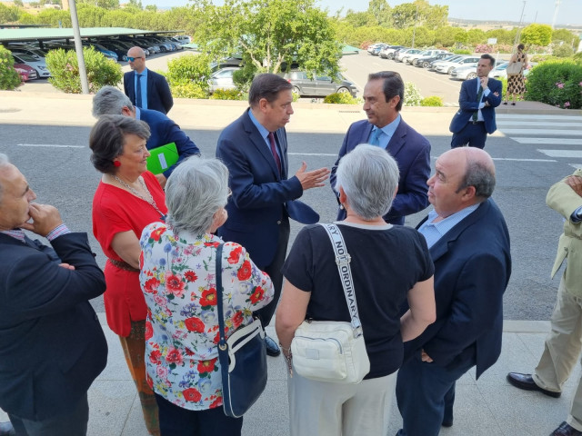 El ministro de Agricultura, Pesca y Alimentación, Luis Planas, en la visita a Covap.