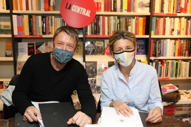 Archivo - El historiador y escrito, Xavier Domènech y la vicepresidenta tercera y ministra de Trabajo y Economía Social, Yolanda Díaz posan con el libro de Domènech, ‘Un haz de naciones’, en la librería La Central, a 21 de abril de 2021, en Madrid (España