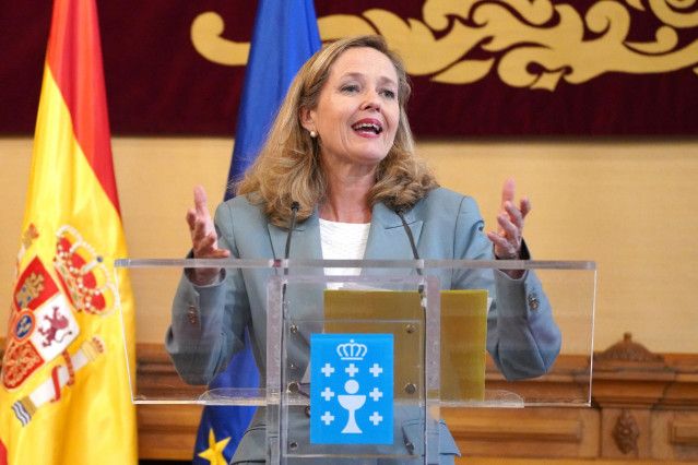 La vicepresidenta primera y ministra de Asuntos Económicos del Gobierno central, Nadia Calviño, comparece en rueda de prensa, en el Pazo de Raxoi, a 10 de junio de 2022, en Santiago, A Coruña (España). El presidente de la Xunta de Galicia, se ha reunido c