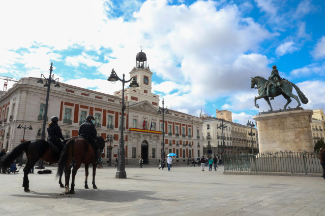 Archivo - Dos agentes de policía nacional montados a caballo vigilan las inmediaciones de la Puerta del Sol