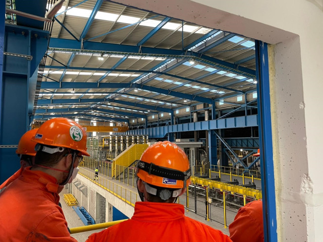 Archivo - Tren de laminado de Celsa en Bayona (Francia).
