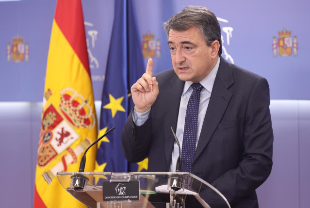 Archivo - El portavoz del PNV en el Congreso de los Diputados, Aitor Esteban, interviene en una rueda de prensa en el Congreso.