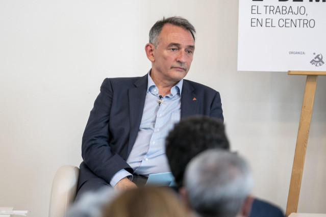Archivo - El secretario de Estado para la Agenda 2030 y secretario general del PCE, Enrique Santiago, durante una reunión para tratar la precariedad laboral, en el Círculo de Bellas Artes, a 28 de abril de 2022, en Madrid (España).