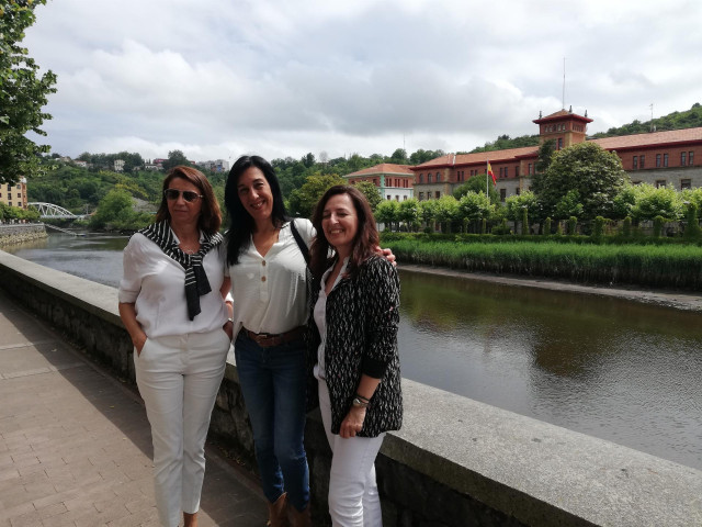 La paralmentaria de Vox Amaia Martínez con Marta Castro, vicesecretaria jurídica de Vox, y Ana Velasco, vicesecretaria nacional de Relaciones Institucionales