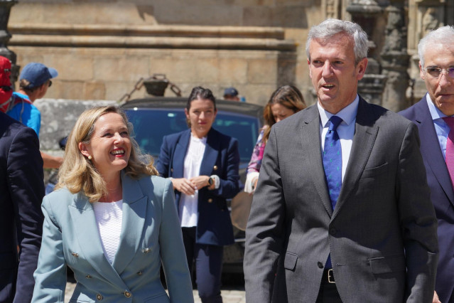 La vicepresidenta primera y ministra de Asuntos Económicos del Gobierno central, Nadia Calviño, con el presidente de la Xunta de Galicia, Alfonso Rueda, a 10 de junio de 2022, en Santiago, A Coruña (España). El presidente de la Xunta de Galicia, se ha reu