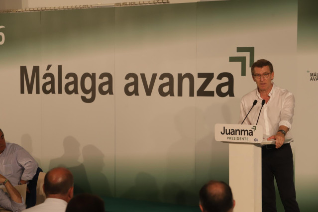 El presidente del Partido Popular, Alberto Núñez Feijoó, durante su intervención después de participar en una comida mitin junto al coordinador general del PP, Elías Bendodo, en el acto electoral de campaña para los comicios autonómicos del próximo día 19