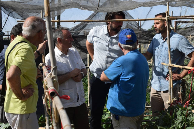 El candidato de Por Andalucía en la provincia de Sevilla, Mario Perea, y el secretario de Estado de Agenda 2030, Enrique Santiago, durante un recorrido por Écija