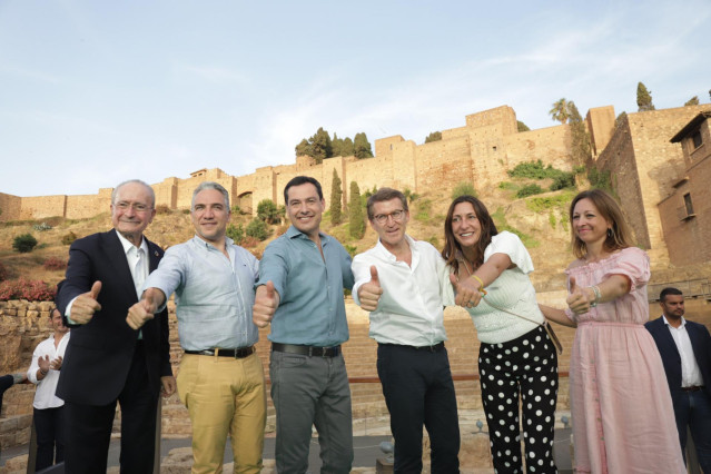 El presidente del PP-A y candidato a la reelección a la Presidencia de la Junta, Juanma Moreno (3d), junto al presidente del PP, Alberto Núñez Feijóo (3i), y el coordinador general del PP, Elías Bendodo (2i), en el mitin, en el acto electoral de campaña p