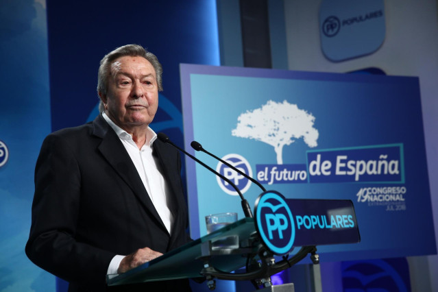 Archivo - El ex portavoz del Grupo Popular y ex eurodiputado del PP Luis de Grandes ofrece una rueda de prensa en la sede nacional del partido
