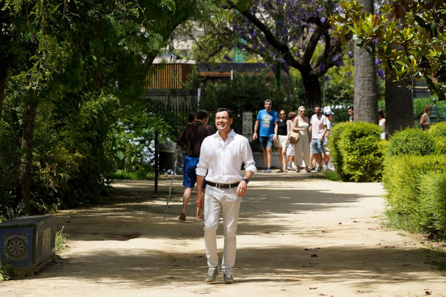 El presidente del PP de Andalucía y candidato a la reelección como presidente de la Junta de Andalucía, Juanma Moreno, saluda a ciudadanos en el Parque de María Luisa, en un acto para los comicios autonómicos del próximo día 19 a 12 de junio del 2022 en S