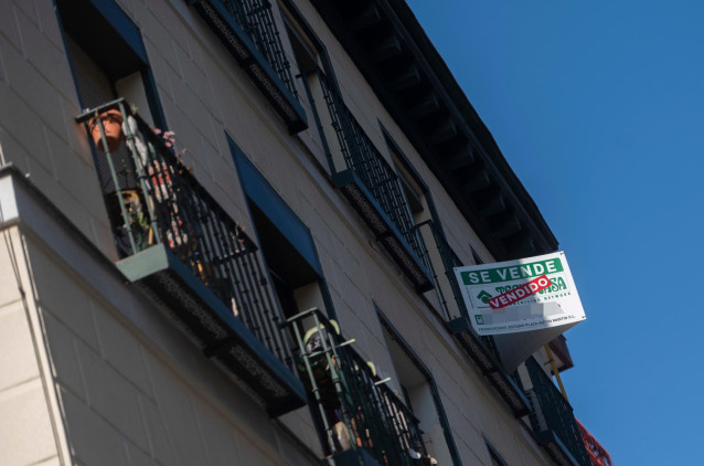 Archivo - Cartel anunciando la venta de una vivienda