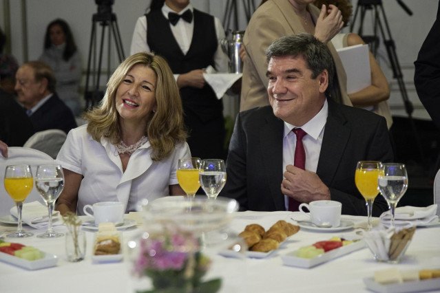 El ministro de Inclusión, Seguridad Social y Migraciones, José Luis Escrivá, y la vicepresidenta segunda del Gobierno y ministra de Trabajo y Economía Social, Yolanda Díaz, en el desayuno de Nueva Economía Fórum de este lunes, 13 de junio