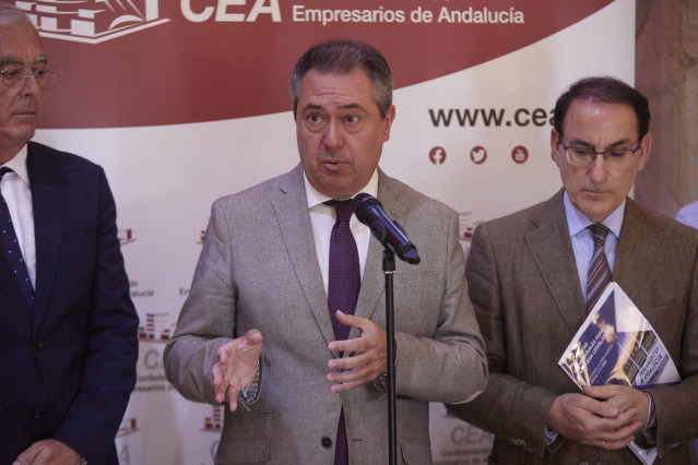 El candidato del PSOE a la presidencia de la Junta de Andalucía, Juan Espadas, atiende a los medios de comunicación antes de la participación en una mesa de trabajo de empresarios andaluces en la CEA en la Confederación de Empresarios de Andalucía, a 13 d