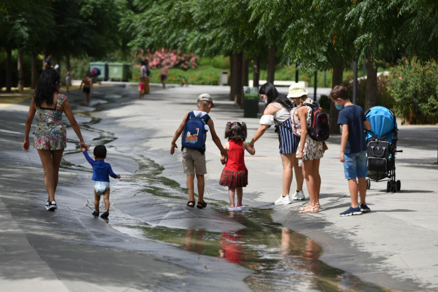 Archivo - Varios niños pasan por un arroyo de agua en el Parc Central, a 12 de agosto de 2021, en Valencia, Comunidad Valenciana (España). Como consecuencia de la ola de calor que comenzó ayer en toda España, la Comunitat Valenciana alcanzará durante la j