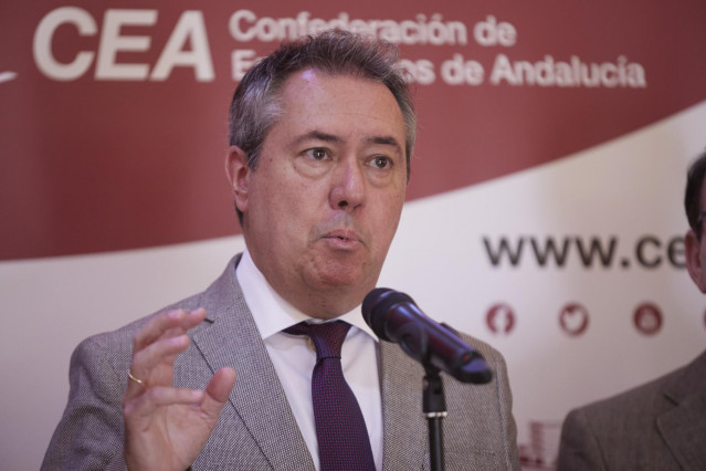 El candidato del PSOE a la presidencia de la Junta de Andalucía, Juan Espadas, atiende a los medios de comunicación antes de la participación en una mesa de trabajo de empresarios andaluces en la CEA en la Confederación de Empresarios de Andalucía, a 13 d