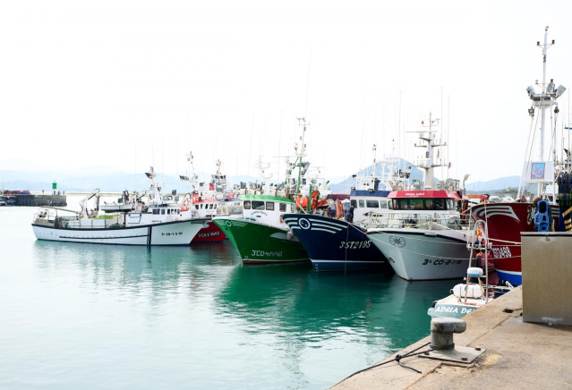 Archivo - Barcos amarrados en el puerto de Santoña, a 25 de marzo de 2022, en Santoña, Cantabria (España). Los pescadores de cerco del Cantábrico han decidido que saldrán a faenar el próximo 28 de marzo, en vista de que «el resto de flotas siguen en la ma