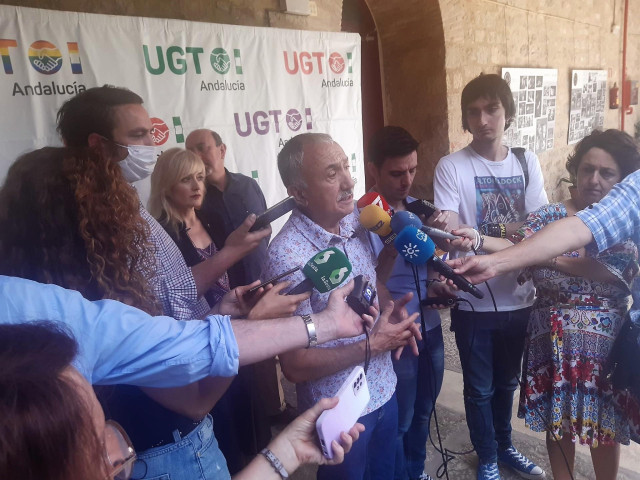 Pepe Álvarez atiende a los medios.