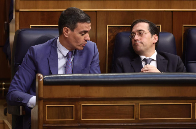 El presidente del Gobierno, Pedro Sánchez, y el ministro de Asuntos Exteriores, Unión Europea y Cooperación, José Manuel Albares