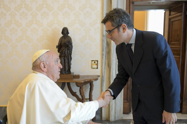 El Papa Francisco saluda al ministro de Presidencia, Relaciones con las Cortes y Memoria Democrática, Félix Bolaños, en El Vaticano.