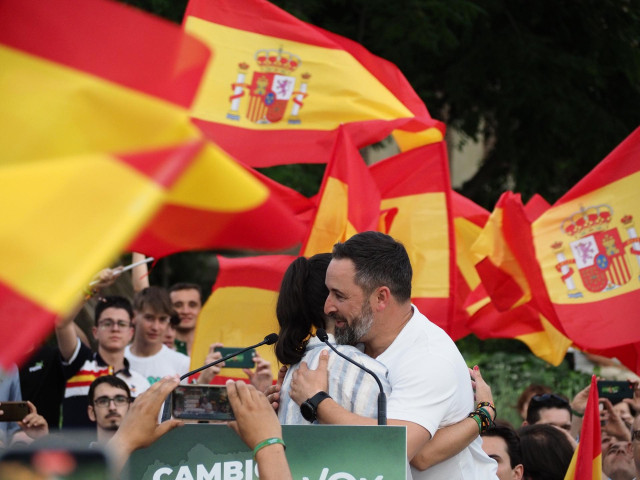 La candidata a la Presidencia de la Junta en las elecciones de 19 de junio, Macarena Olona, junto al presidente de Vox, Santiago Abascal, en un mitin en Jaén