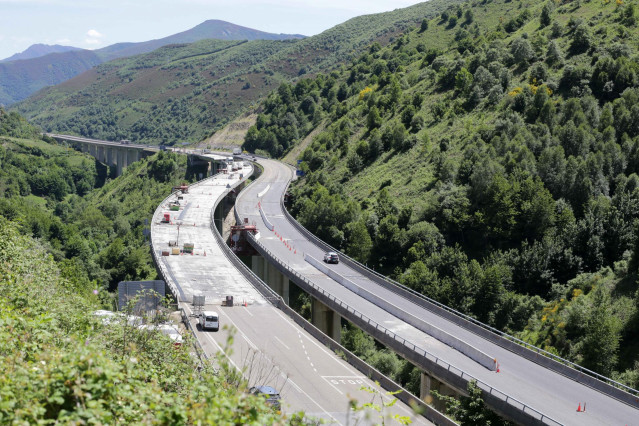 Vista general del puente del que se ha desprendido una parte, a 7 de junio de 2022, en Vega de Varcarce, León, Castilla y León  (España).