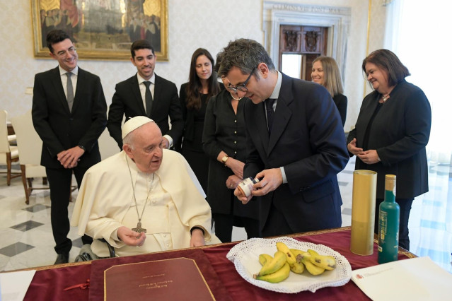 El ministro de la Presidencia, Relaciones con las Cortes y Memoria Democrática, Félix Bolaños, obsequia al papa Francisco con plátanos de La Palma