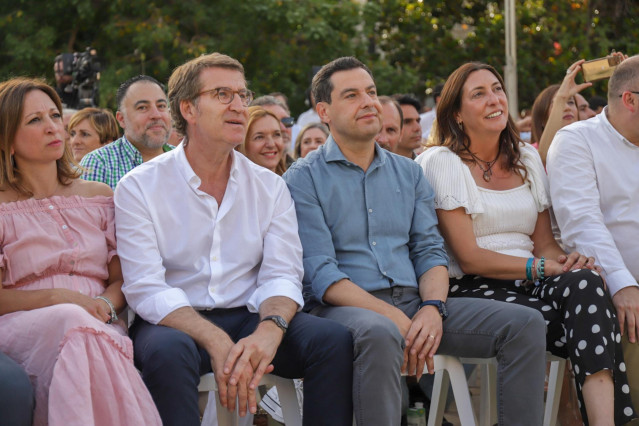 El presidente del PP-A y candidato a la reelección a la Presidencia de la Junta, Juanma Moreno, junto al presidente del PP, Alberto Núñez Feijoó, clausuran un mitin, en el acto electoral de campaña para los comicios autonómicos del próximo día 19 a 11 de