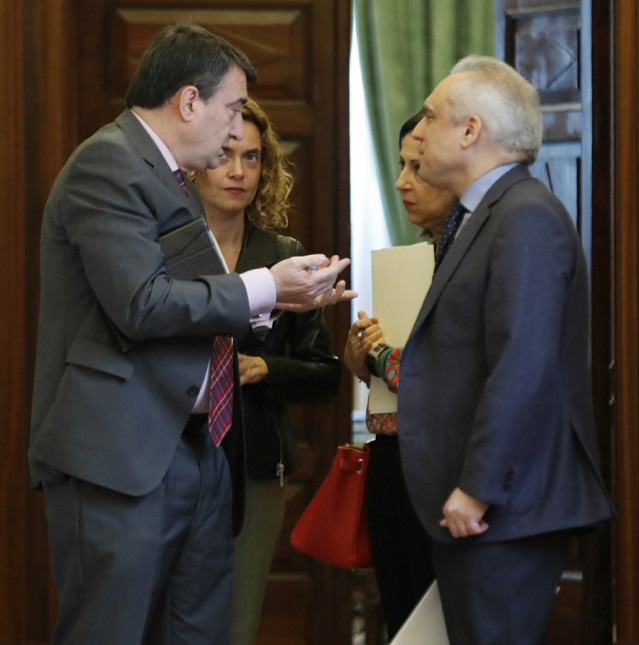 Archivo - El diputado del PNV, Aitor Esteban, charando con la presidenta del Congreso, Mertixell Batet, y el secretario de Estado de relaciones con las Cortes, Rafael Simancas