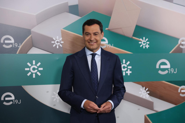 El candidato del PP-A a la reelección como presidente de la Junta de Andalucía, Juanma Moreno, a su llegada al debate a seis de la RTVA organizado de cara a las elecciones del 19 de junio.