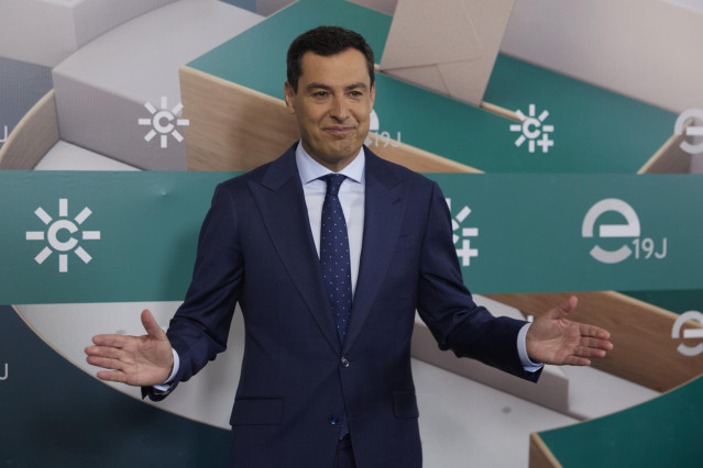 El candidato del Partido Popular a la reelección a la presidencia de la Junta de Andalucía, Juanma Moreno, .en el Photocall previo al debate en RTVA entre los candidatos a la Presidencia de la Junta de Andalucía a 13 de junio del 2022 en (Sevilla, Andaluc