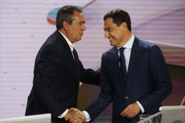 El candidato del PSOE, Juan Espadas, saluda a el candidato del Partido Popular, Juanma Moreno, este lunes en el debate en la RTVA por las elecciones al Parlamento de Andalucía de 19 de junio.