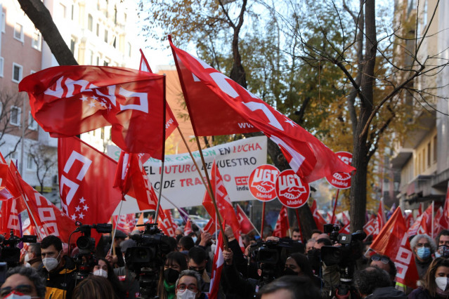 Archivo - Banderas UGT y CCOO