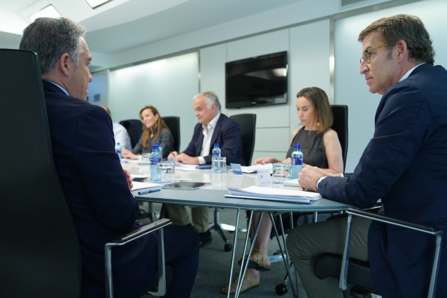 El líder del PP, Alberto Núñez Feijóo, preside la reunión del comite de dirección del PP juno a Elias Bendodo, Cuca Gamarra, Esteban González Pons y Carmen Navarro, entre otros. En Madrid, a 13 de junio de 2022.