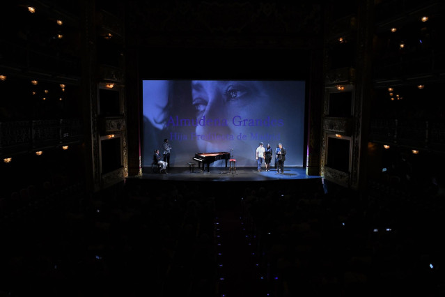 El poeta Luis García Montero participa en el acto de entrega del título de Hija Predilecta de Madrid a Almudena Grandes, en el Teatro Español