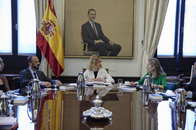 (I-D) El vicepresidente primero del Congreso de los Diputados por el PSOE, Alfonso Rodríguez Gómez de Celis; la presidenta del Congreso, Meritxell Batet; y la vicesecretaria de Política Social del Partido Popular, Ana Pastor, presiden una reunión de la me
