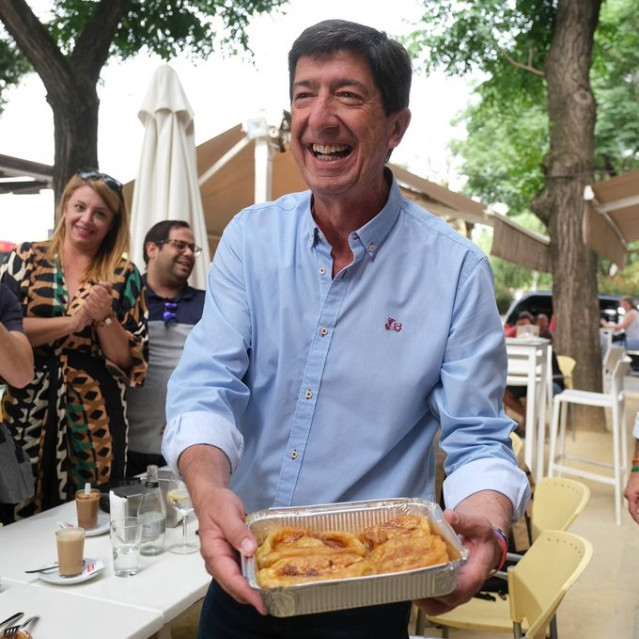 El candidato de Cs en las elecciones andaluzas de 19 de junio, Juan Marín, enseña este martes una bandeja de torrijas, después de que en el debate de Canal Sur preguntara a Macarena Olona si 