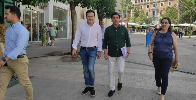 Bal y Moreno (c), junto a otros miembros de Cs en Jaén.