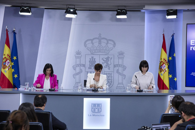 La ministra de Sanidad, Carolina Darias; la ministra portavoz, Isabel Rodríguez; y la ministra de Ciencia e Innovación, Diana Morant, comparecen tras la reunión del Consejo de Ministros