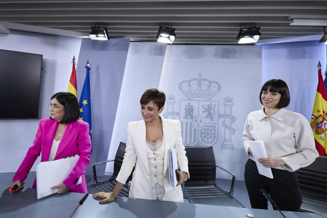 (I-D) La ministra de Sanidad, Carolina Darias; la ministra portavoz, Isabel Rodríguez; y la ministra de Ciencia e Innovación, Diana Morant, conversan con los periodistas tras una comparecencia posterior a la reunión del Consejo de Ministros, en La Moncloa
