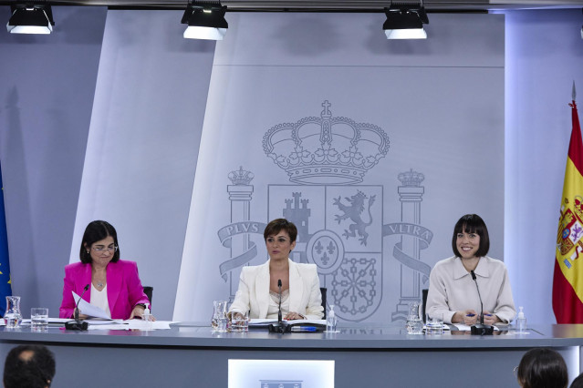 (I-D) La ministra de Sanidad, Carolina Darias; la ministra portavoz, Isabel Rodríguez; y la ministra de Ciencia e Innovación, Diana Morant, comparecen tras la reunión del Consejo de Ministros, en el Palacio de La Moncloa, a 14 de junio de 2022, en Madrid