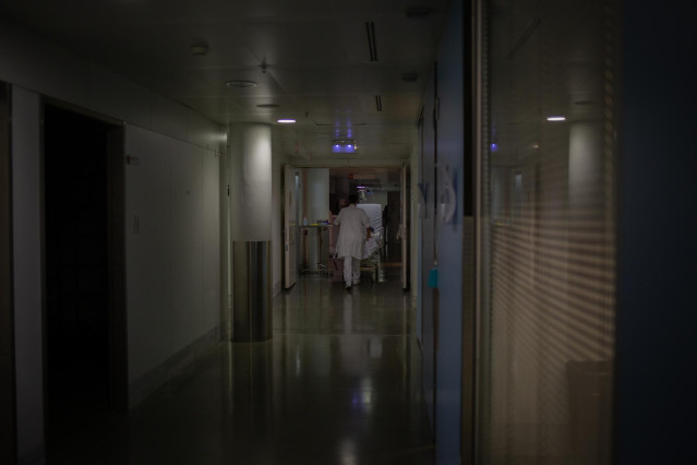 Archivo - Profesional sanitario traslada una cama móvil en la Unidad de Cuidados Intensivos –UCI- del Hospital de la Santa Creu i Sant Pau, integrado en la Red Hospitalaria de Utilización Pública de Catalunya, en Barcelona, Catalunya (España), a 6 de novi
